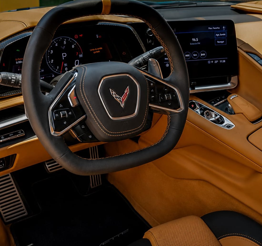 Interior del Chevrolet Corvette Stingray 2022 de nuestro inventario